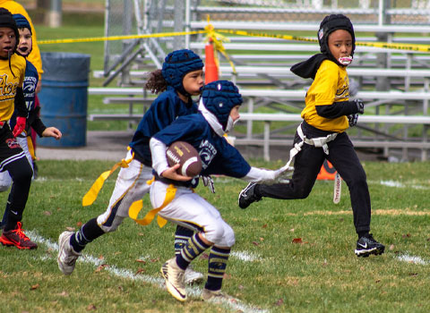 Kansas City Athlete Training Defensive Line Football Academy Group Classes and Private 1 on 1 Lessons for youth, middle school and high school football players looking to improve and excel at any of the Dfensive Line positions including rush defensive end with fundamentals being taught at the WeTrainKC Indoor Sports Performance Training Facility in Kansas City Missouri